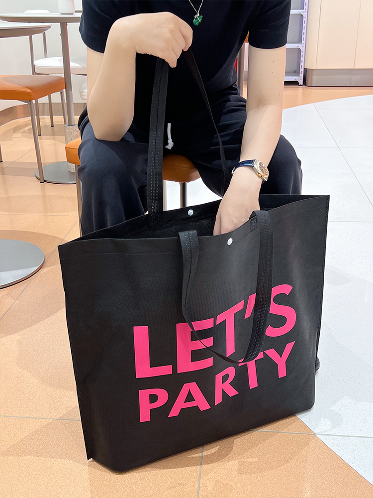 高级服装店无纺布袋子代采的照片